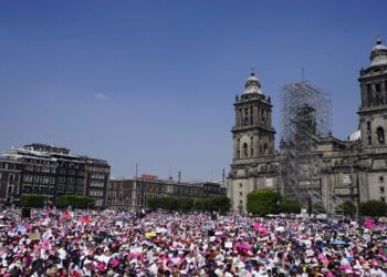 Miles de personas se dan cita en el Zócalo de la CDMX para Marcha por la Democracia