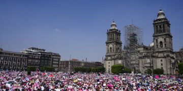 Miles de personas se dan cita en el Zócalo de la CDMX para Marcha por la Democracia