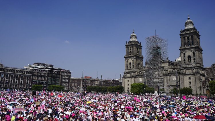 Miles de personas se dan cita en el Zócalo de la CDMX para Marcha por la Democracia