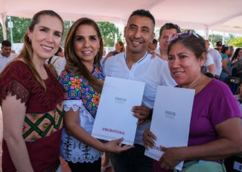 Lleva Mara Lezama justicia social a familias de Isla Mujeres con entrega de 224 títulos de propiedad