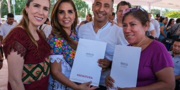 Lleva Mara Lezama justicia social a familias de Isla Mujeres con entrega de 224 títulos de propiedad