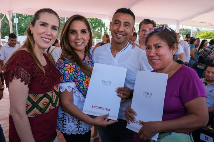 Lleva Mara Lezama justicia social a familias de Isla Mujeres con entrega de 224 títulos de propiedad