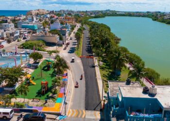 Avanza gobierno de Isla Mujeres con trabajos de pavimentación en Av. Jesús Martínez Ross