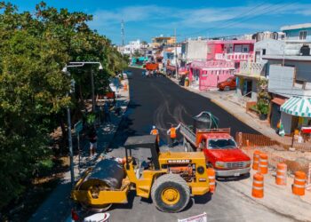 Avanzan trabajos de pavimentación en la Avenida Perimetral de Isla Mujeres