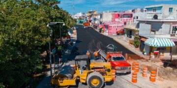 Avanzan trabajos de pavimentación en la Avenida Perimetral de Isla Mujeres