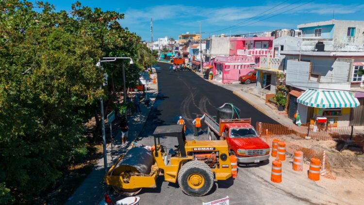 Avanzan trabajos de pavimentación en la Avenida Perimetral de Isla Mujeres