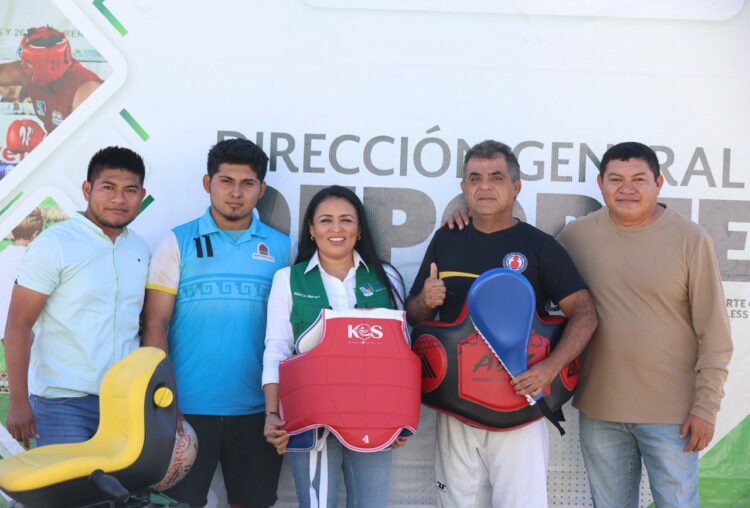 Blanca Merari entrega material deportivo a clubes de Puerto Morelos
