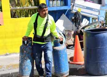 Gran participación de vecinos en Jornada de Descacharrización en Isla Mujeres