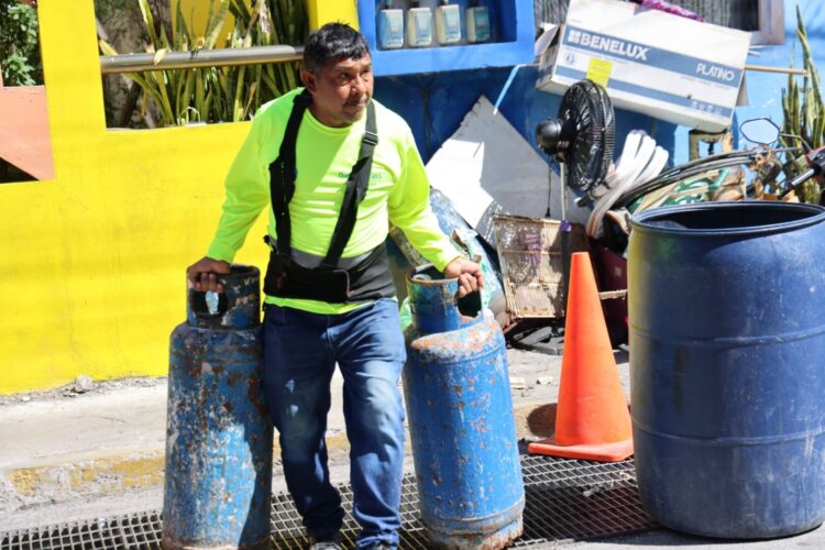 Gran participación de vecinos en Jornada de Descacharrización en Isla Mujeres