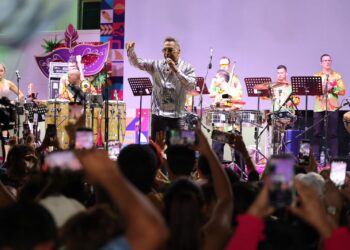 Isla Mujeres vibra con Alberto Barros en el Carnaval ‘Fantasía Tropical 2024’