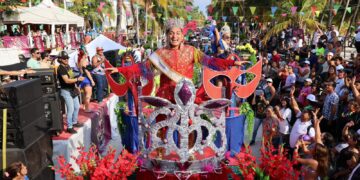 Celebran en Isla Mujeres con éxito el último Desfile del Carnaval “Fantasía Tropical 2024”