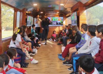 Aprenden estudiantes de Puerto Morelos medidas de seguridad como transeúntes y usuarios del transporte público