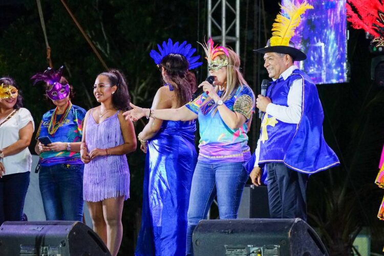 Desbordante Carnaval llenó de alegría a Puerto Aventuras