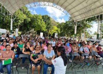 Entregan tarjetas del programa "Mujer es poder" a beneficiarias de Puerto Morelos