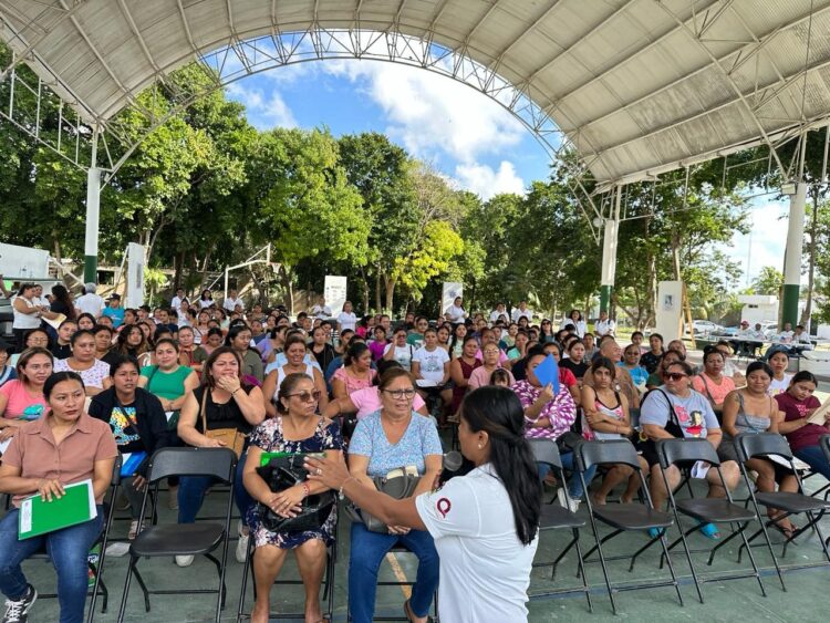 Entregan tarjetas del programa "Mujer es poder" a beneficiarias de Puerto Morelos