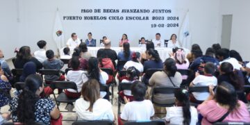 Gobierno de Puerto Morelos entrega becas a estudiantes de nivel básico de la cabecera municipal