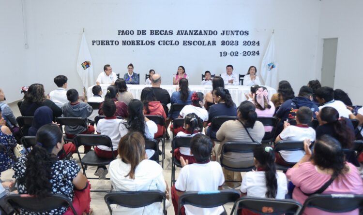 Gobierno de Puerto Morelos entrega becas a estudiantes de nivel básico de la cabecera municipal