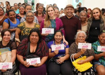 Impulsa gobierno de Isla Mujeres empoderamiento de la mujer con entrega de tarjetas y apoyos alimentarios
