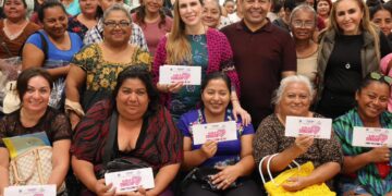 Impulsa gobierno de Isla Mujeres empoderamiento de la mujer con entrega de tarjetas y apoyos alimentarios