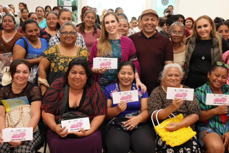 Impulsa gobierno de Isla Mujeres empoderamiento de la mujer con entrega de tarjetas y apoyos alimentarios