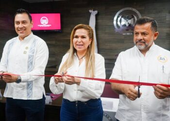 Lili Campos inaugura sala de juicios de la Universidad Vizcaya de Playa del Carmen