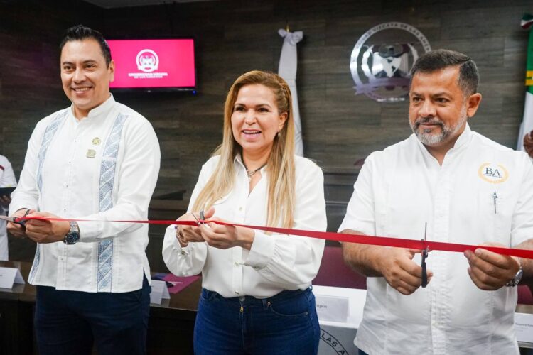 Lili Campos inaugura sala de juicios de la Universidad Vizcaya de Playa del Carmen