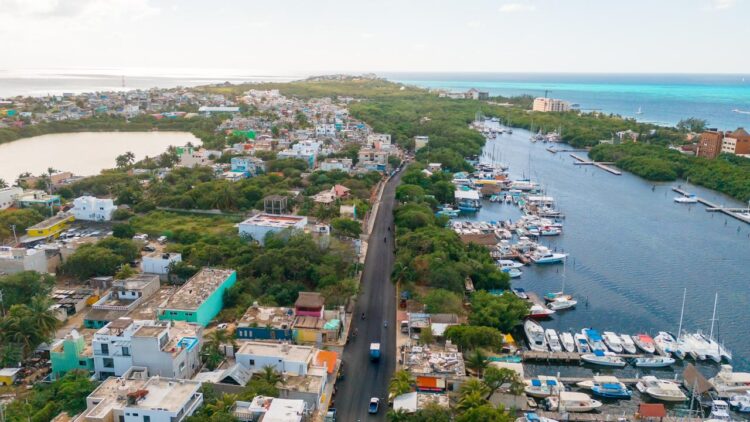 Avanzan los trabajos de pavimentación en la Avenida Perimetral de Isla Mujeres