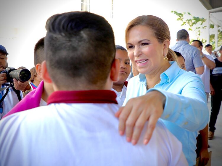 Brinda gobierno de Playa del Carmen apoyo a estudiantes de primaria y secundaria