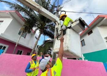 Realizan reparación y cambio de luminarias en Isla Mujeres
