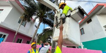 Realizan reparación y cambio de luminarias en Isla Mujeres