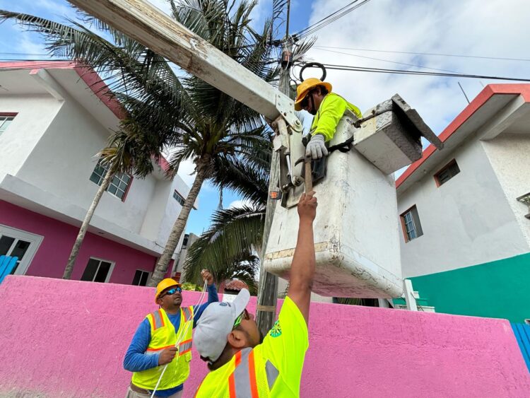 Realizan reparación y cambio de luminarias en Isla Mujeres