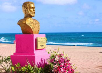 Depositan ofrenda floral en monumento a Francisco Hernández de Córdoba en Isla Mujeres