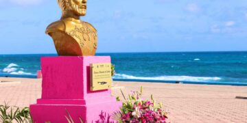 Depositan ofrenda floral en monumento a Francisco Hernández de Córdoba en Isla Mujeres