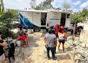 Continúa Unidad Móvil de Salud atendiendo a vecinos de Playa del Carmen