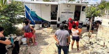Continúa Unidad Móvil de Salud atendiendo a vecinos de Playa del Carmen
