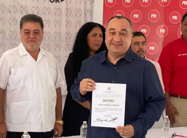 Jorge Rodríguez Méndez recibe constancia como candidato a la Presidencia Municipal de Cancún