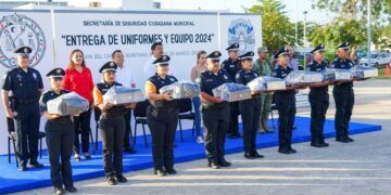 Una vez más dignifican a policías con uniformes nuevos en Playa del Carmen