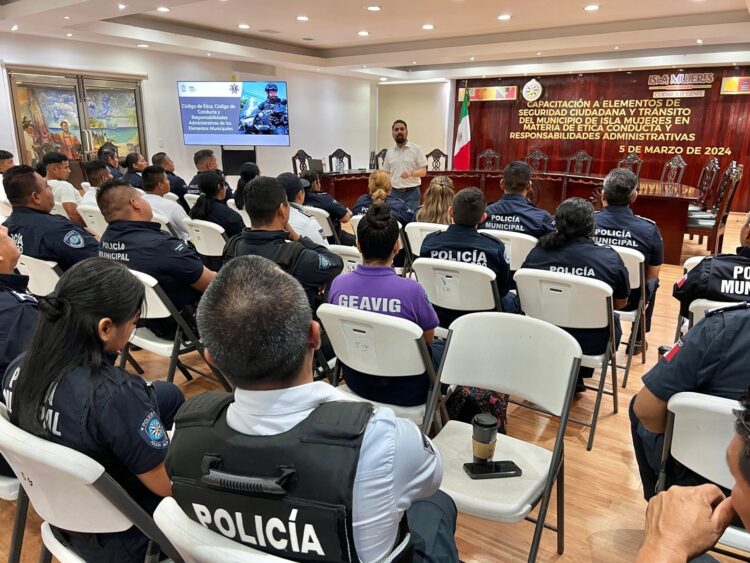 Promueve Gobierno Municipal capacitación profesional para policías de Isla Mujeres