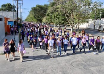 Organizan “Caminata Morada” en Puerto Morelos para conmemorar el Día Internacional de la Mujer