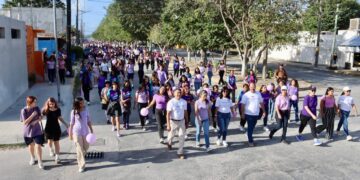 Organizan “Caminata Morada” en Puerto Morelos para conmemorar el Día Internacional de la Mujer