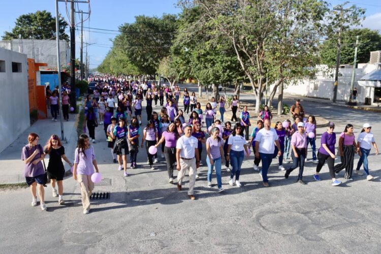 Organizan “Caminata Morada” en Puerto Morelos para conmemorar el Día Internacional de la Mujer