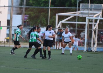 Con un encuentro de fútbol, funcionarias y mamás de Puerto Morelos conmemoran Día de la Mujer