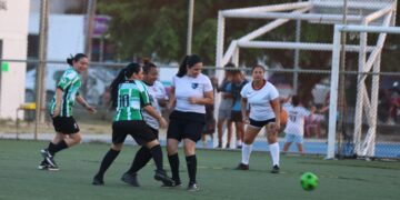 Con un encuentro de fútbol, funcionarias y mamás de Puerto Morelos conmemoran Día de la Mujer