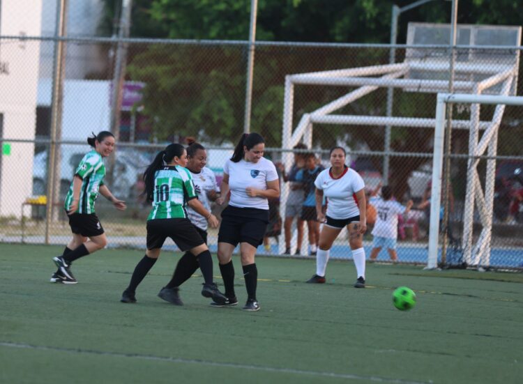 Con un encuentro de fútbol, funcionarias y mamás de Puerto Morelos conmemoran Día de la Mujer