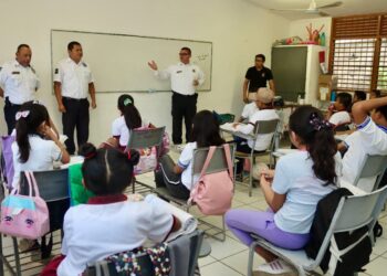 Imparten plática sobre educación vial a estudiantes y padres de familia de Leona Vicario