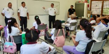 Imparten plática sobre educación vial a estudiantes y padres de familia de Leona Vicario