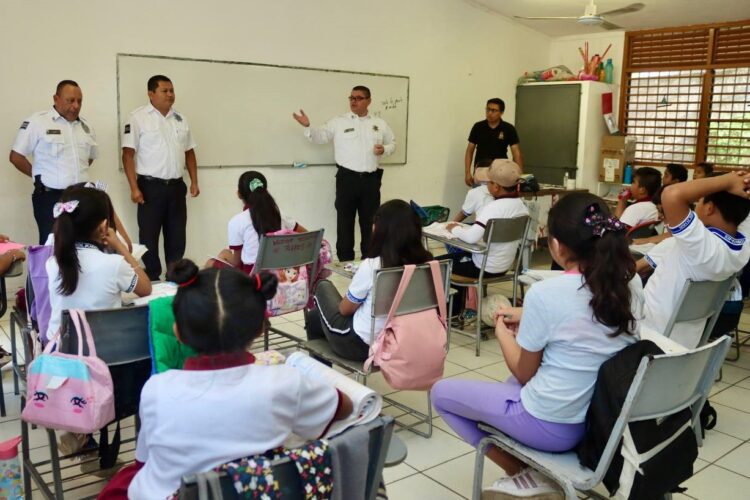Imparten plática sobre educación vial a estudiantes y padres de familia de Leona Vicario