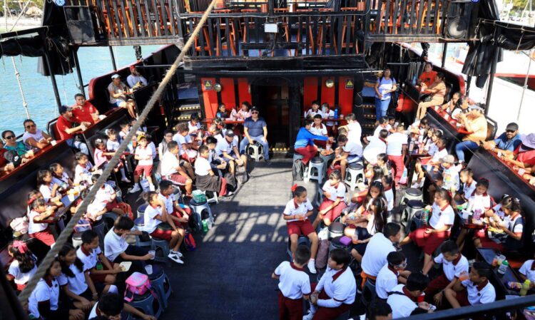Incentivan a estudiantes de primaria en Cancún con viaje en catamarán