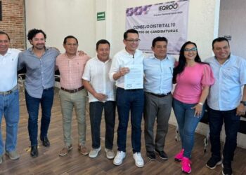 Se registra ante el IEQROO Raúl Aguilar como candidato a diputado local del PRI-PAN