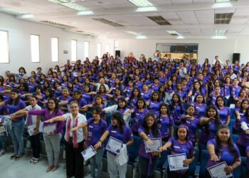 Rinden protesta Redes de Mujeres Jóvenes “Faros de Luz” en Cancún